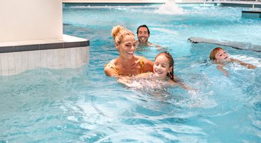 Family pool with bubble-jet loungers, underwater massage jets, waterfall, geysers and lazy river | © Paracelsus Bad & Kurhaus / Ch.Wöckinger