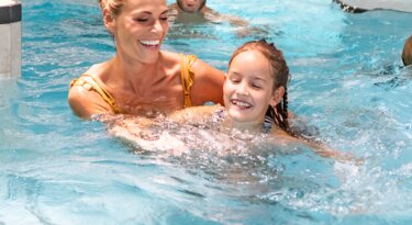 Familienbecken mit Sprudelliegen, Unterwassermassagedüsen, Wasserfall, Geysiren und Strömungskanal | © Paracelsus Bad & Kurhaus / Ch.Wöckinger