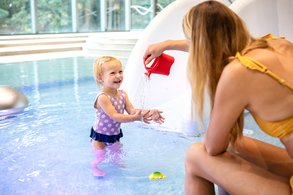 Das Kleinkinderbecken für die ganz Kleinen ist max. 35 cm tief und ermöglicht ein ungefährliches Kennenlernen des Wassersports.  | © Paracelsus Bad & Kurhaus / Ch.Wöckinger