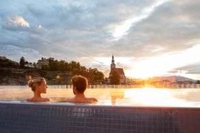 Paar genießt den Sonnenuntergang im Infinitypool am Dach des Paracelsus Bades. | © Paracelsus Bad & Kurhaus / Ch.Wöckinger